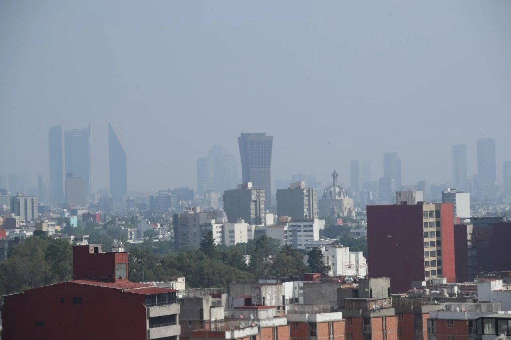 Se mantiene la contaminación ambiental sobre la Ciudad de México, el 19 de mayo de 2024. Foto María Luisa Severiano 