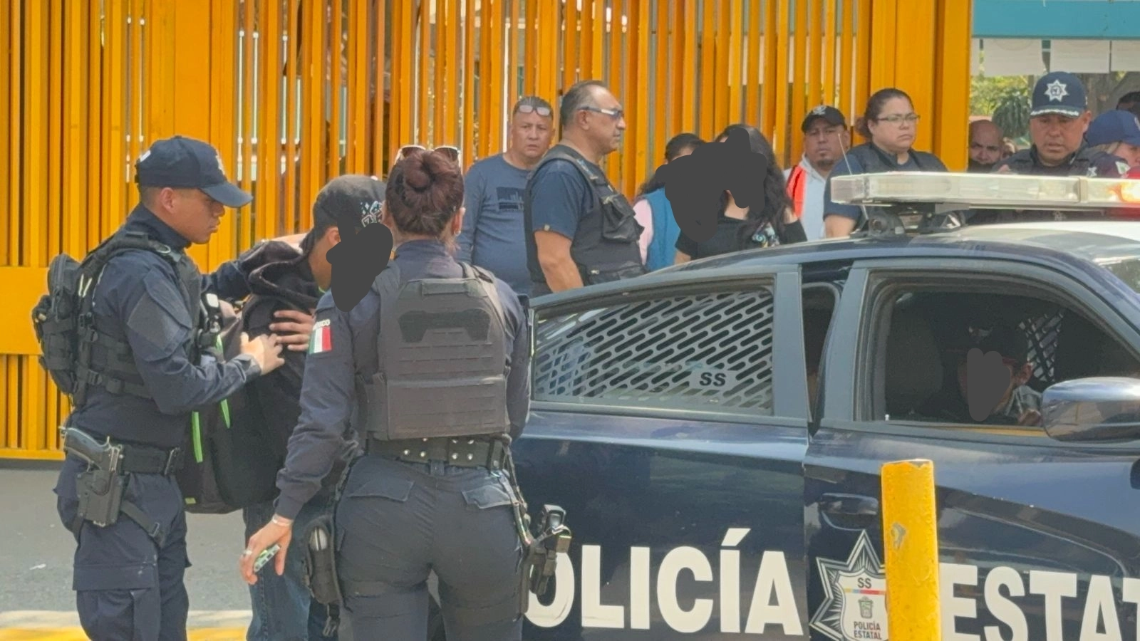 La alcaldía informó que desplegó el operativo en el exterior del CCH Naucalpan, luego de que por la mañana se reportó que desde fuera fueron lanzados al menos dos petardos hacia el interior del plantel. Indicaron que los hechos serán investigados. Foto 
