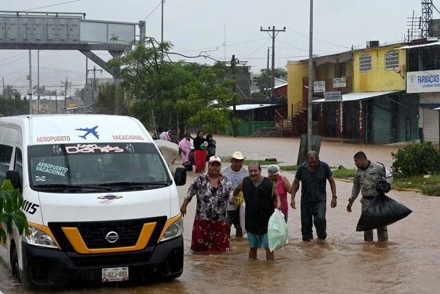Inundaciones en el Puerto de Acapulco por huracán 'John'. Foto Afp