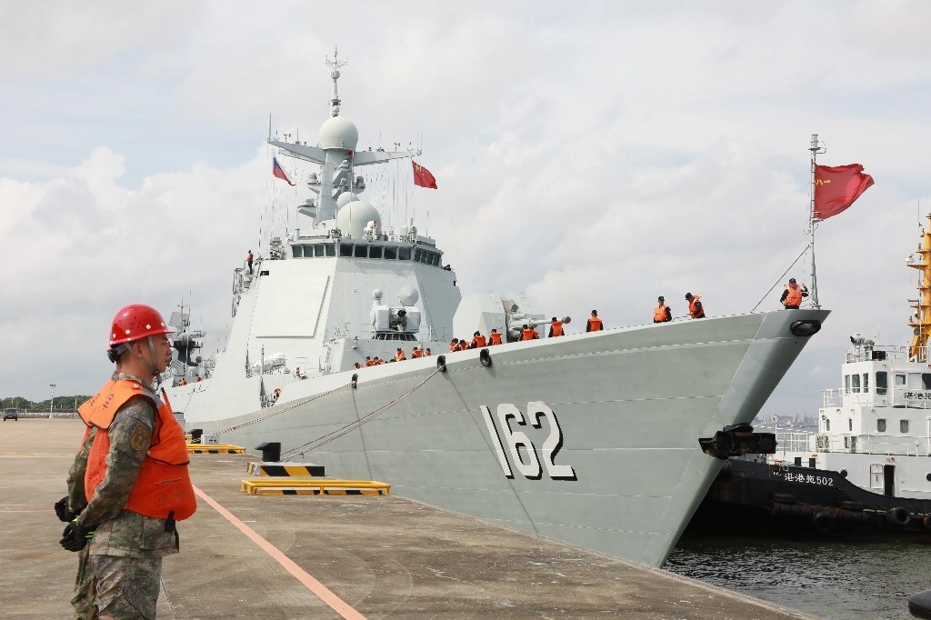 Destructor chino de misiles guiados Nanning en un puerto naval, en Zhanjiang, en la provincia de Guangdong, el 15 de julio de 2024. Foto Xinhua  