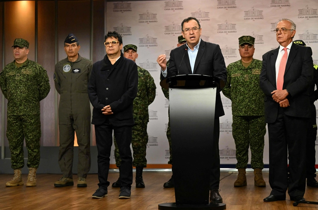 El ministro colombiano del Interior, Alfonso Prada, junto al Alto Comisionado para la paz, Danilo Rueda, y el ministro de Defensa, Iván Velásquez, hoy en Bogotá. Foto Afp