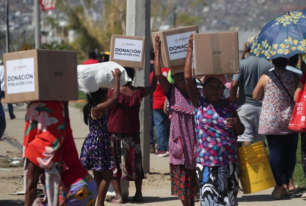 Habitantes de diferentes comunidades de Acapulco llevan enseres tras el paso de 'Otis'. Foto Alfredo Domínguez/ La Jornada
