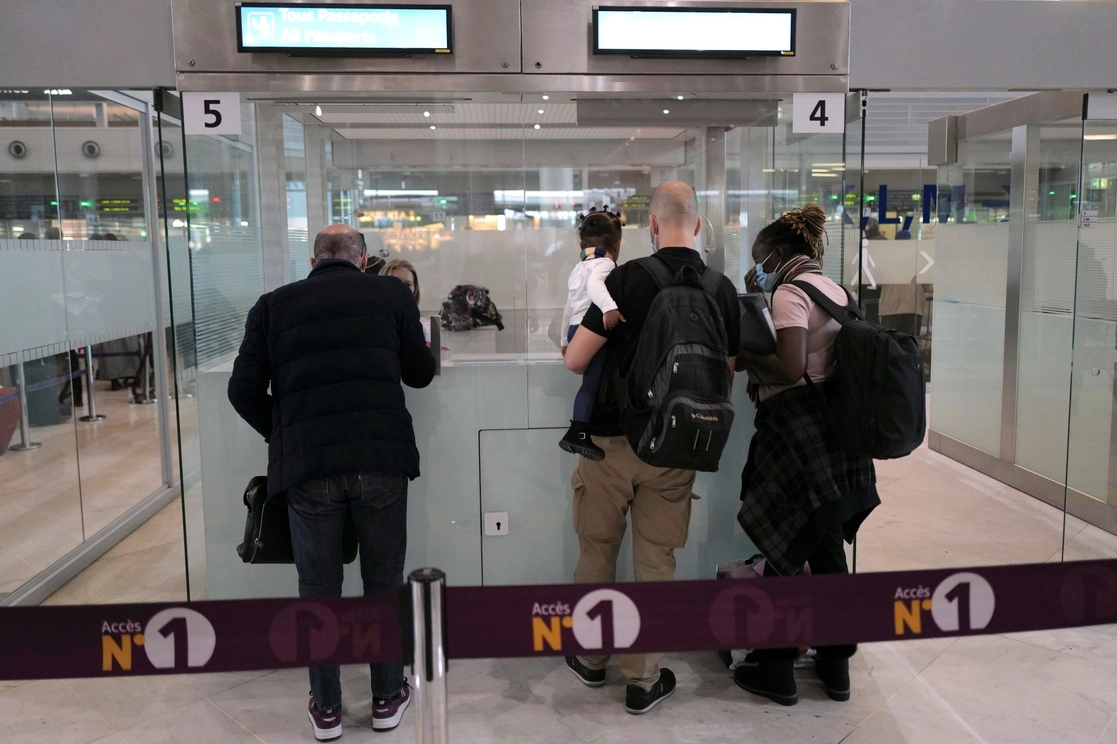 Francia suspenderá "hasta nuevo aviso" todos sus vuelos con Brasil debido a las inquietudes generadas por la variante brasileña de Covid-19. En imagen, el aeropuerto Charles de Gaulle de París en Francia. Foto Ap / Archivo