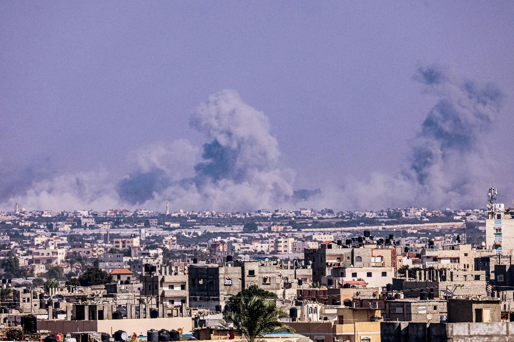 Enormes columnas de humo se elevan en el horizonte sobre la ciudad de Khan Yunis, vistas desde la ciudad de Rafah, en el sur de la Franja de Gaza, en medio de las batallas en curso entre Israel y el grupo palestino Hamas, el 4 de octubre de 2023. Foto Afp