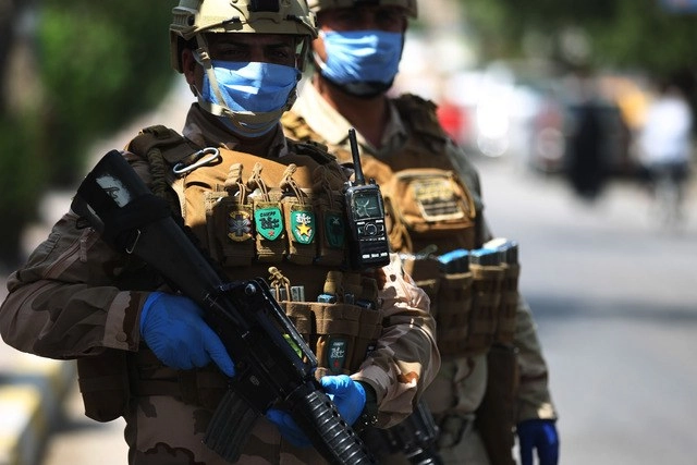 Soldados iraquíes en un centro de revisión en Bagdad. Foto Afp 