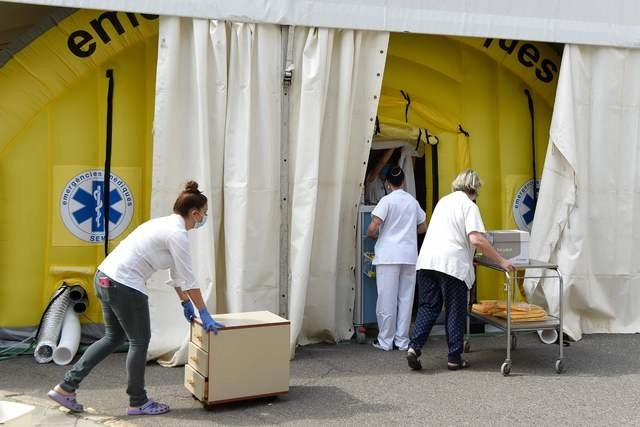 Trabajadores de salud en un hospital temporal para pacientes con coronavirus en Lérida, España. Foto Afp 