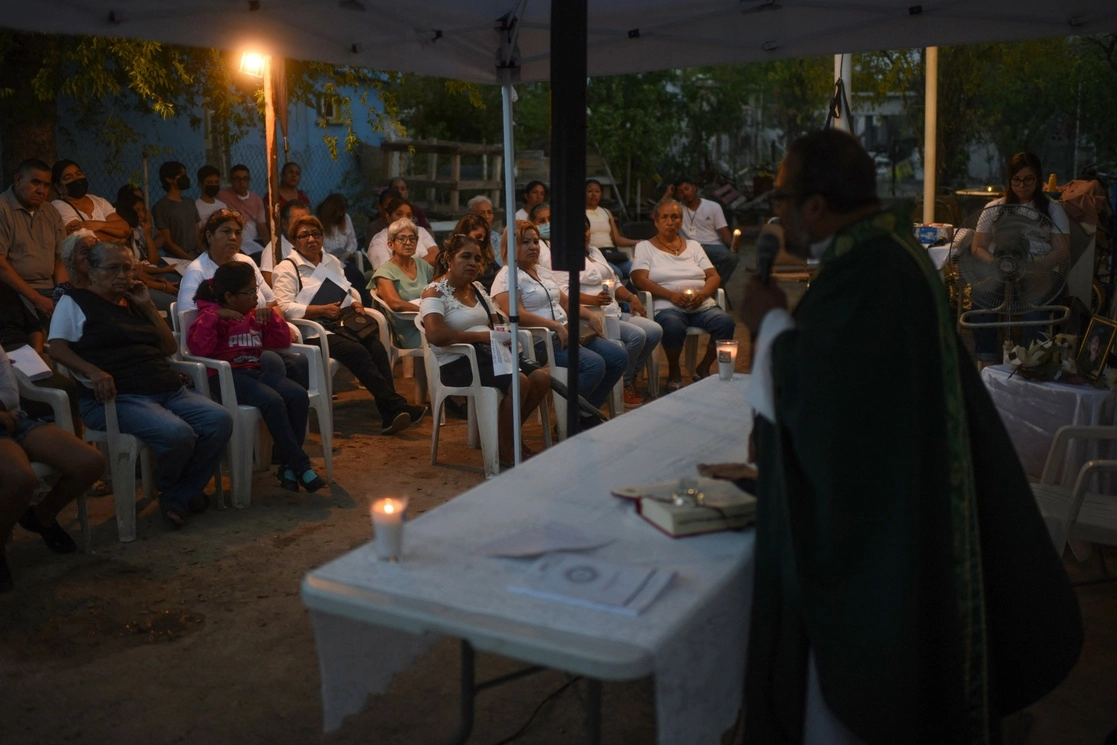 Amigos acompañan en una misa a las familias de los 10 mineros que han quedado atrapados en una mina de carbón. Foto Afp