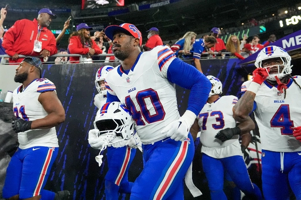 El linebacker de los Buffalo Bills, Von Miller (40), ingresa al campo con sus compañeros antes de un partido de fútbol americano de la NFL contra los Baltimore Ravens, el domingo 29 de septiembre de 2024, en Baltimore.  Foto Ap