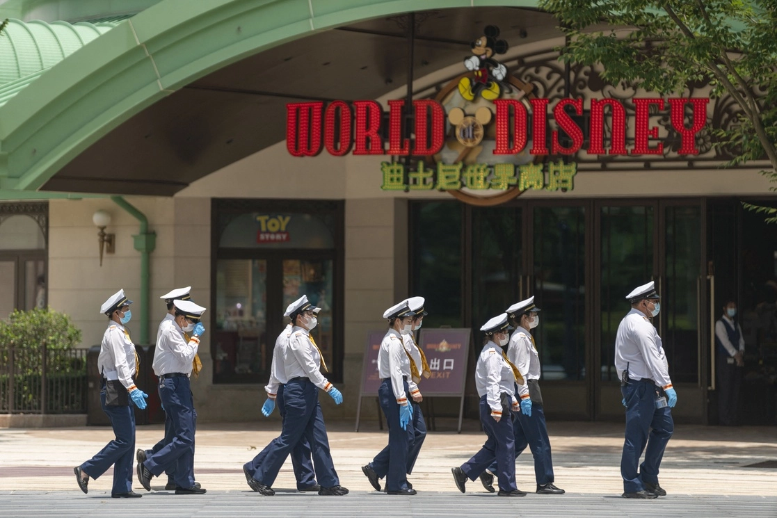 Trabajadores de Disneytown en Shanghai durante el primer día de reapertura del centro de diversiones, tras el cierre por la pandemia de covid-19, el 16 de junio de 2022. Foto Afp