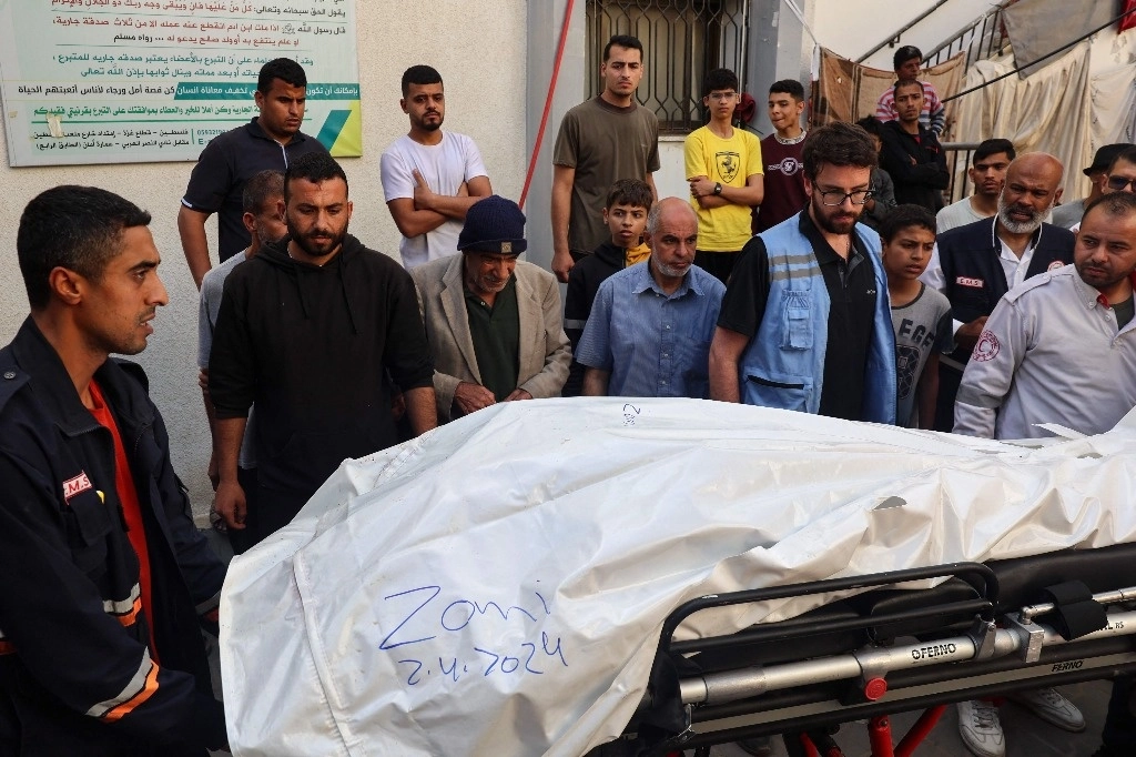 Uno de los cadáveres de los miembros del World Kitchen Aid, asesinados en la franja de Gaza, es trasladado en Rafá. Foto Afp 