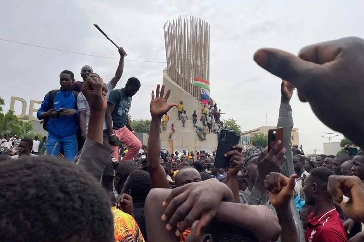 Simpatizantes de los militares golpistas se manifiestan en Niamey, Níger, el 27 de julio de 2023. Foto Afp 