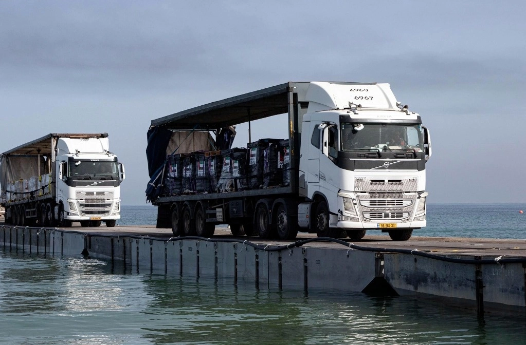 Camiones que transportan la ayuda humanitaria enviada por Emiratos Árabes Unidos y EU circulan por el muelle Trident antes de llegar a la playa en la Franja de Gaza, el 17 de mayo de 2024. Foto  Sargento Malcolm Cohens-Ashley / Ejército de EU. vía Ap / Archivo