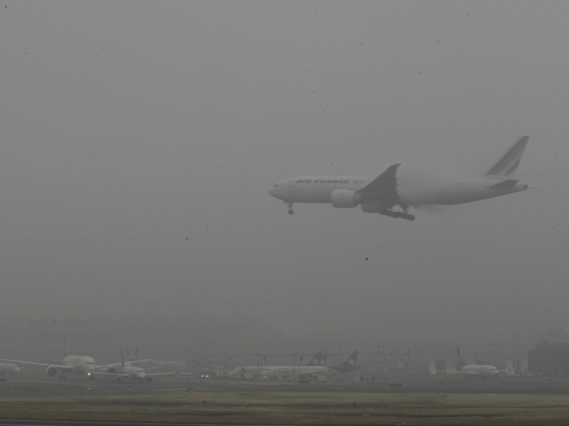 El Aeropuerto Internacional de la Ciudad de México anunció a través de su cuenta de Twitter de que sus operaciones fueron suspendidas debido a un banco de niebla. Foto Alfredo Domínguez / Archivo 