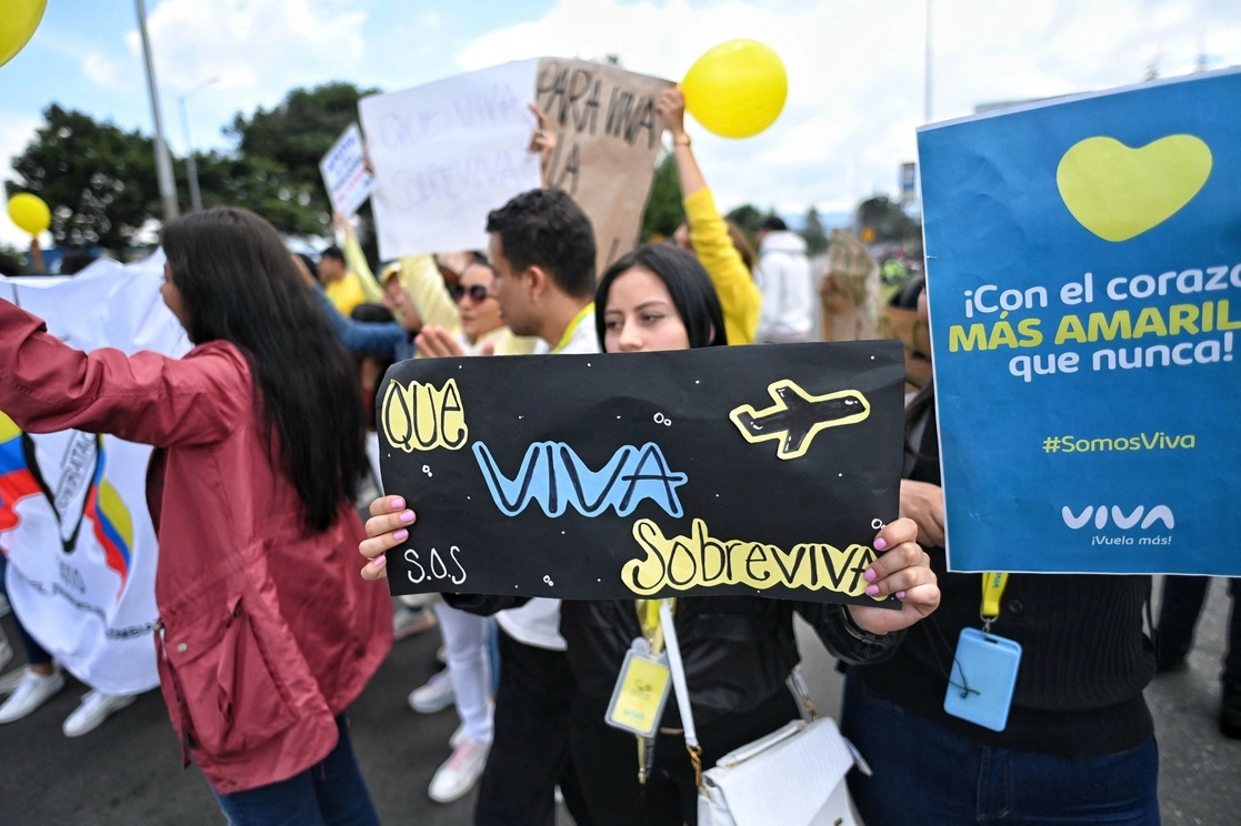 Un empleado de la aerolínea Viva Air participa en una protesta frente al edificio de Aeronáutica Civil en Bogotá. Foto Afp