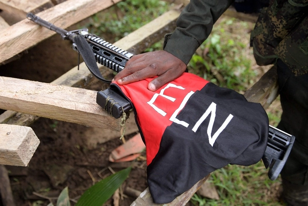 Detalle del arma de un rebelde de la patrulla del Ejército de Liberación Nacional (ELN) cerca del río Baudo en la provincia de Chocó, Colombia. Foto Afp /Archivo