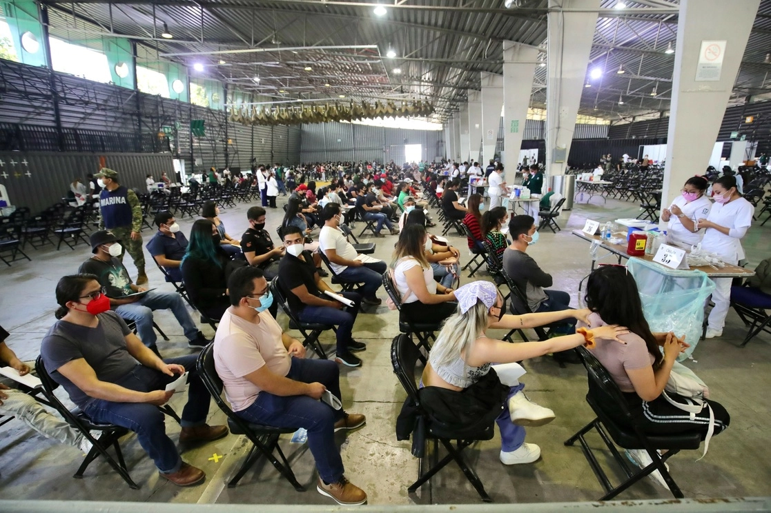 Jóvenes en espera de ser vacunados en la CDMX. Foto Luis Castillo