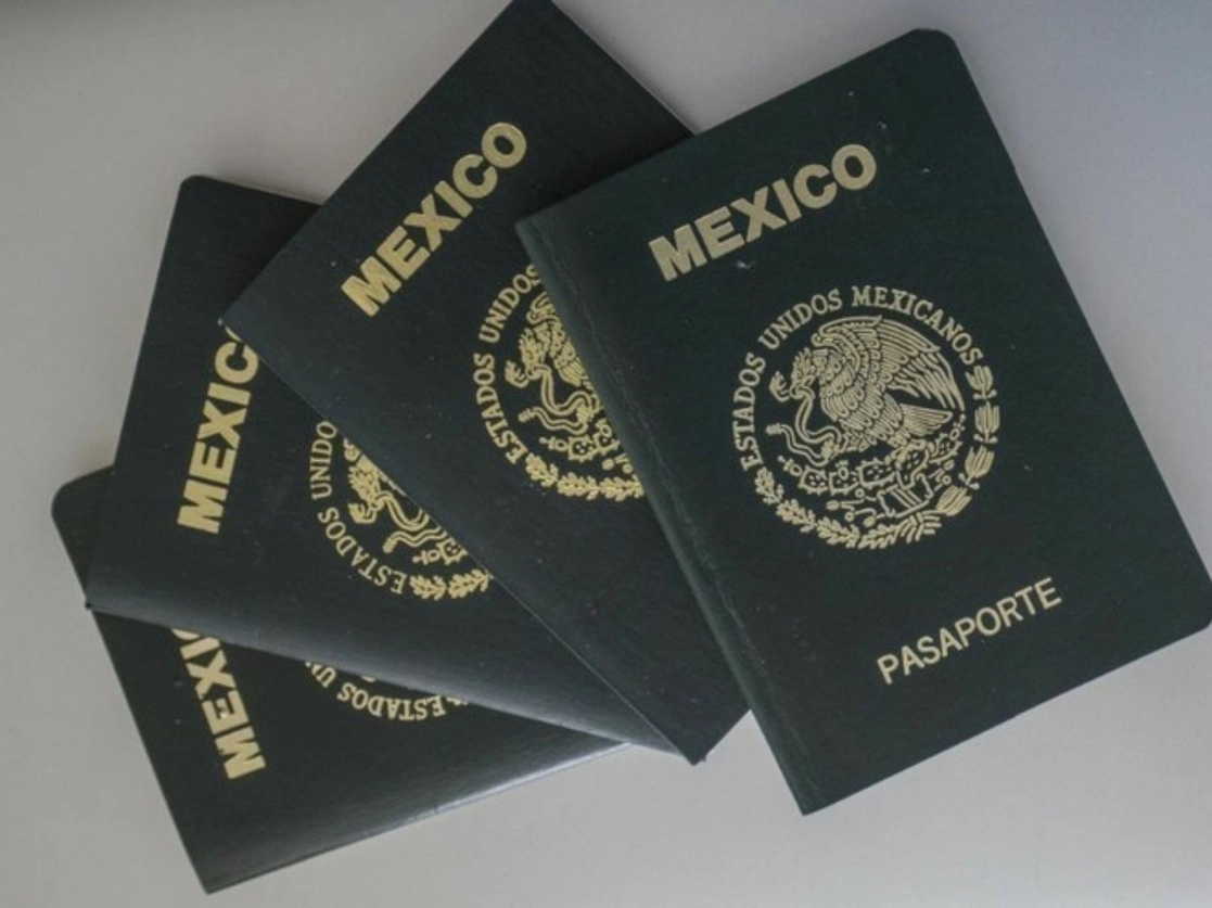 Las oficinas para realizar los trámites de emisión y renovación de pasaporte se reabrirán, detalló la cancillería, “hasta que las disposiciones sanitarias emitidas por el gobierno de la Ciudad de México lo consideren pertinente”. Foto Cuartoscuro / Archivo