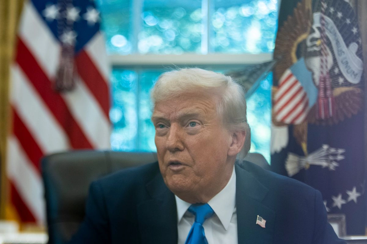 El presidente, Donald Trump, habla con periodistas en la Oficina Oval de la Casa Blanca en Washington.