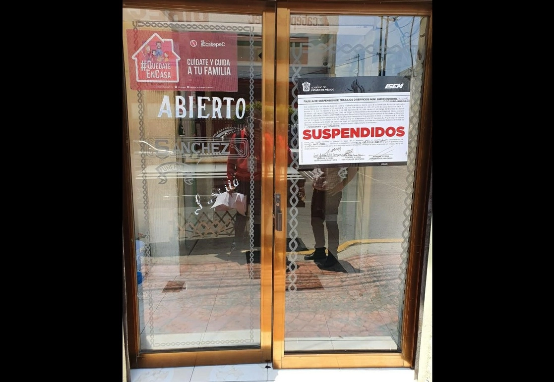 La Comisión para la Protección contra Riesgos Sanitarios del Estado de México colocó sellos en las funerarias suspendidas por incumplir normas sanitarias. Foto tomada de la cuenta de Twitter @SaludEdomex 