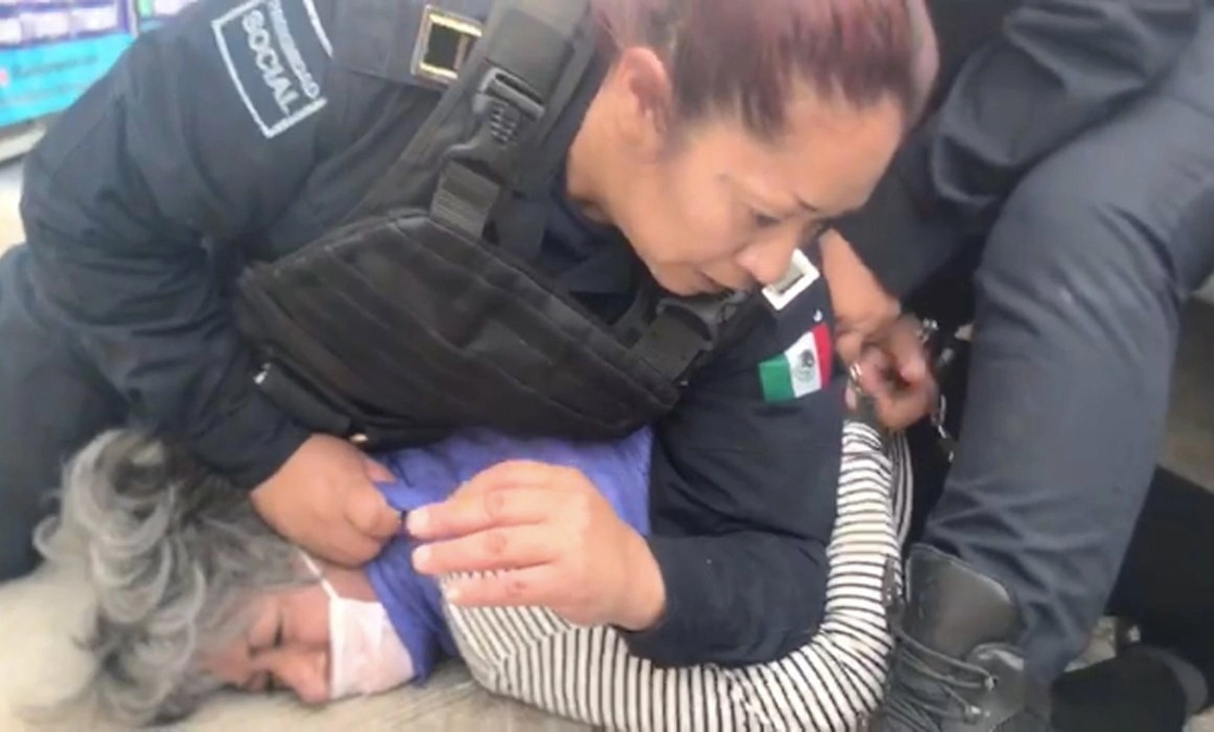 Los elementos policíacos fueron captados durante la agresión. Foto La Jornada