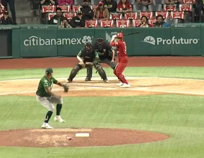 Encuentro entre Diablos Rojos y Leones de Yucatán en el primer juego de la serie final de la zona sur. Foto tomada del Twitter de @DiablosRojosMX