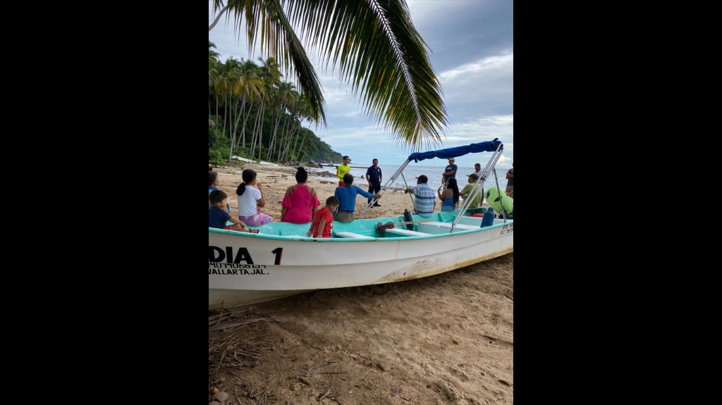 La Unidad de Protección Civil de Jalisco informó que comunidades de la zona turística y de pescadores  fueron trasladados a refugios temporales. Foto tomada de X @PCJalisco