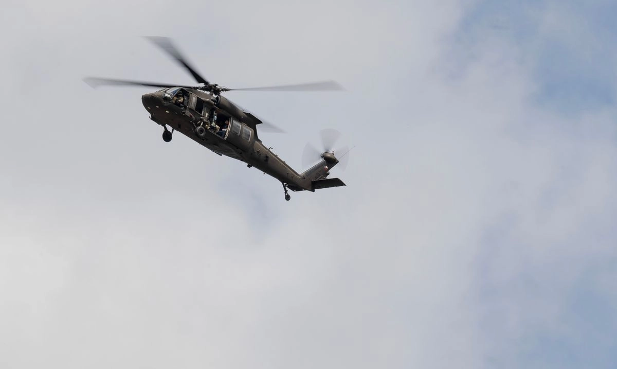 Un helicóptero sobrevolando el río Guadalupe, en Kerrville, Texas, Estados Unidos, el 13 de julio de 2025.