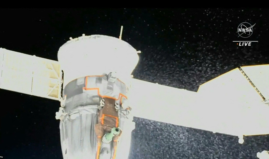 Captura de video de una transmisión de la NASA obtenida ayer, que muestra la pulverización de líquido desde el extremo de popa de la Soyuz MS-22. Foto Afp / NASA