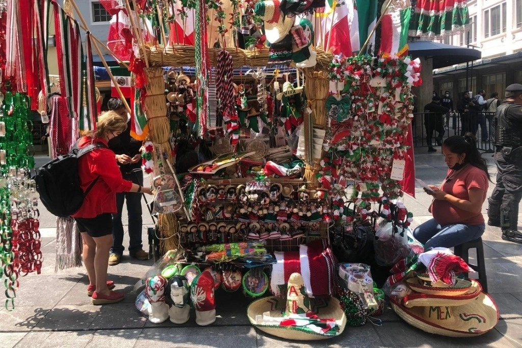 venta de artículos para los festejos patrios. Foto Luis Castillo