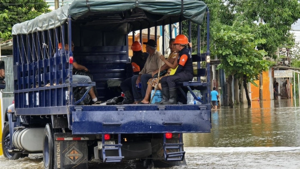 El Plan DN-III se encuentra activo en municipios del sur de la entidad, un ejemplo de ello es San Juan Evangelista, en donde se ha logrado la repartición de víveres. Foto La Jornada