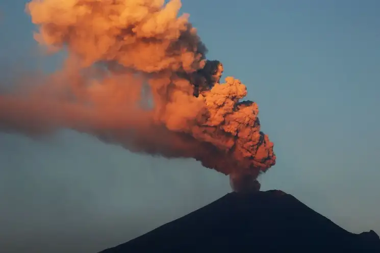 El volcán Popocatépetl arroja ceniza y humo, visto desde Puebla, el 18 de mayo de 2023. Foto Afp 