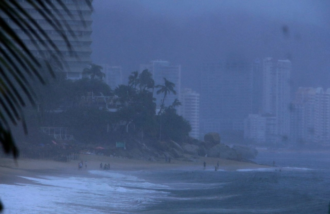 El gobernador de Baja California, Víctor Manuel Castro, informó que se conformaron equipos de trabajo del estado para apoyar a los consejos municipales de Protección Civil. En Acapulco (imagen), el meteoro provocó intensas lluvias, el 5 de septiembre de 2022. Foto Cuartoscuro 