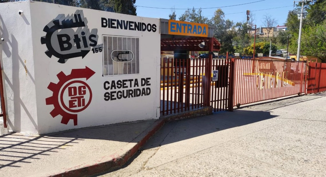 La semana anterior, alumnas del Cbtis 155 pegaron en muros de su escuela cartulinas con denuncias de acoso sexual que habrían cometido estudiantes y profesores. Foto La Jornada Baja California
