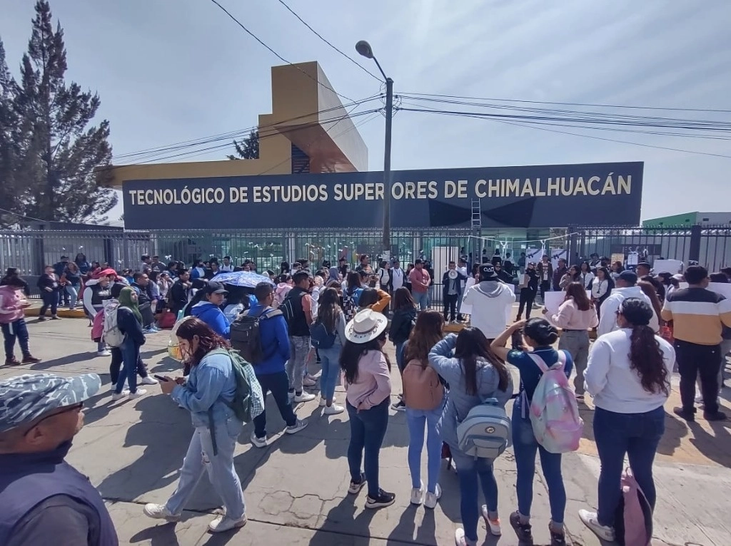 Estudiantes del  CUT y de la UAEM protestaron a las puertas del plantel Chimalhuacán del TESChim en solidaridad con la comunidad estudiantil tras la muerte de dos alumnos. Foto La Jornada