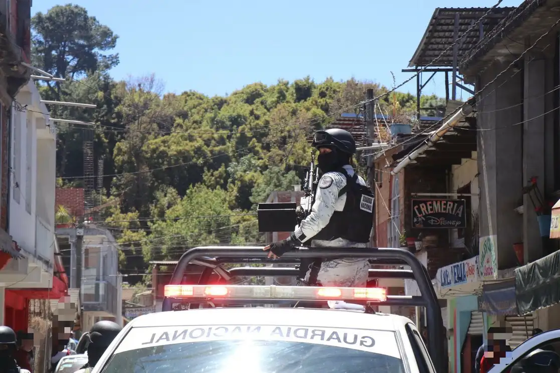 Hay patrullajes y presencia de elementos de seguridad federales y estatales en la cabecera municipal de San Juan Nuevo Parangaricutiro, tras la jornada de violencia de ayer en esa demarcación michoacana. La imagen, de ayer. Foto tomada del Twitter de @SSeguridad_Mich

