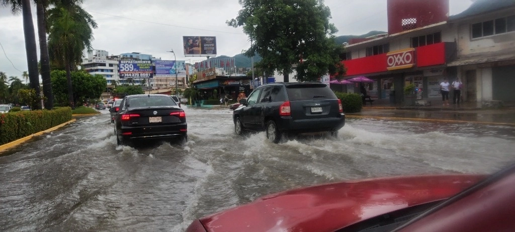 Por sexto día consecutivo se registraron lluvias en Acapulco debido a diversos fenómenos meteorológicos, lo que ocasionó la suspensión de actividades académicas en todos los niveles educativos de la entidad, el 11 de octubre de 2023. Foto Héctor Briseño
