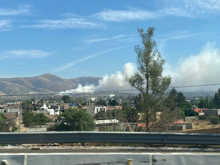 El incendio en el relleno sanitario de Guanajuato inició el lunes 1° de mayo. Foto tomada de Twitter @M_AmbienteGto
