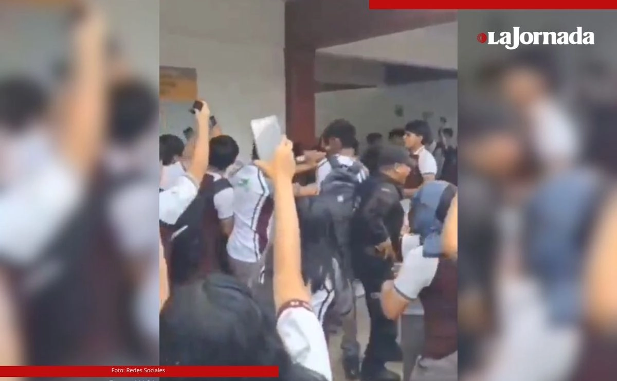 Luego de que estudiantes del CETis 78 de Altamira, Tamaulipas agredieron al director, acusado de acosar a las alumnas, las clases presenciales fueron suspendidas. Foto 