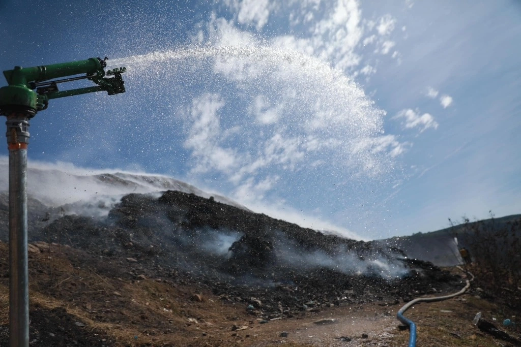 Autoridades educativas anunciaron la suspensión de clases de manera presencial a raíz de la contingencia ambiental que se vive por el incendio del vertedero el Iztete. Foto 'La Jornada'