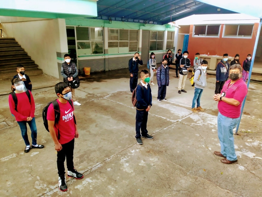 Regreso a clases en la secundaria 5 de Febrero, en el barrio Vidrieros en Chimalhuacán, Edomex, el 30 de agosto de 2021. Foto René Ramón