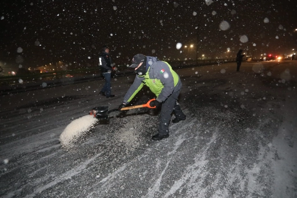 
El gobierno municipal de Saltillo desplegó elementos de tránsito para realizar labores de abanderamiento y evitar accidentes en los accesos cerrados. Foto 'La Jornada'