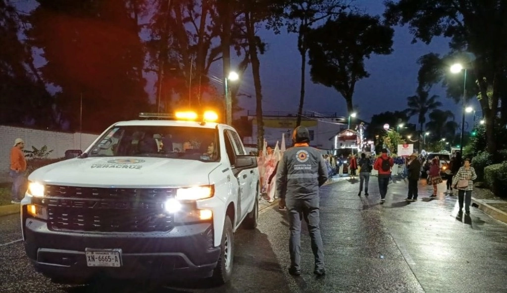 En municipios del estado, como Veracruz y Boca del Río, los fuertes vientos ya han provocado la caída de árboles y reportes de anuncios a punto de caer. Foto @PCEstatalVer