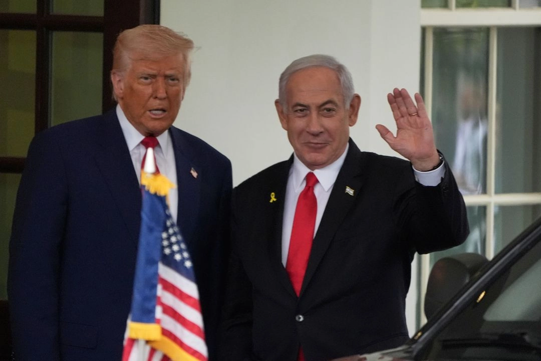 El primer ministro israelí, Benjamin Netanyahu, es recibido por el presidente Donald Trump a su llegada al Ala Oeste de la Casa Blanca, el lunes 7 de abril de 2025. Foto 