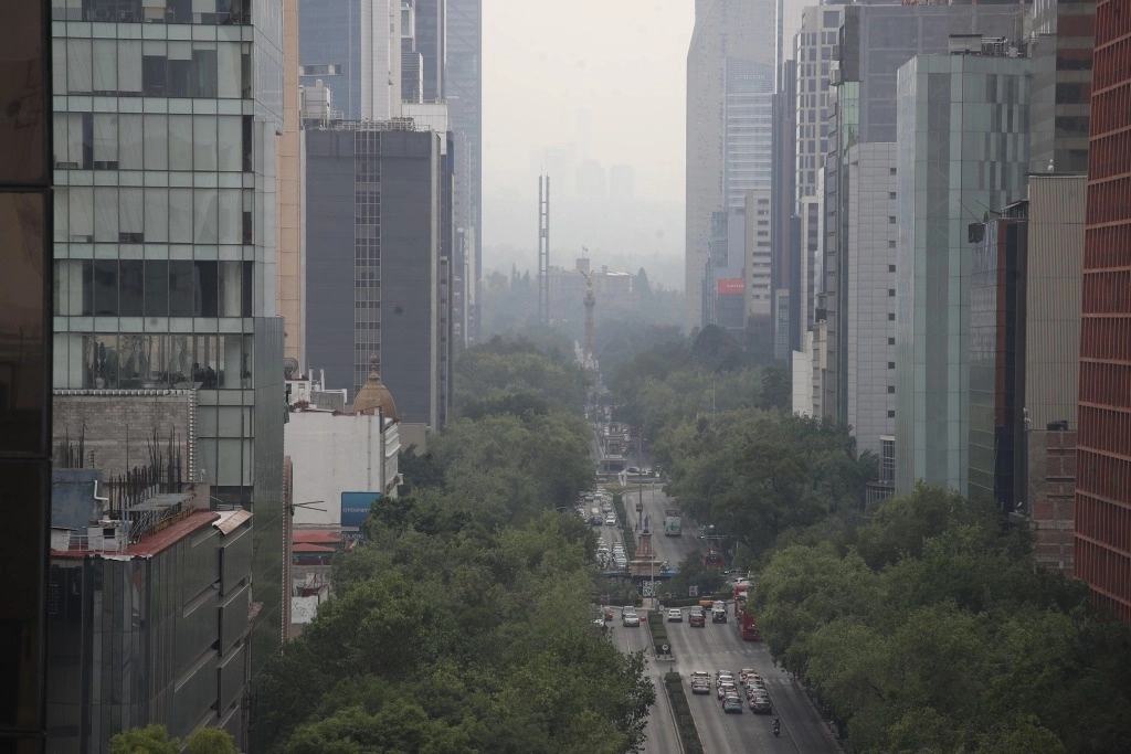 El Sistema de Monitoreo de la Calidad del Aire de la Ciudad de México, informó que en las últimas horas el sistema de alta presión perdió intensidad, reduciendo la estabilidad atmosférica con incremento en la ventilación en el Valle de México y permitiendo la formación de nubes, indicó la CAMe. Foto Yazmín Ortega Cortés 
