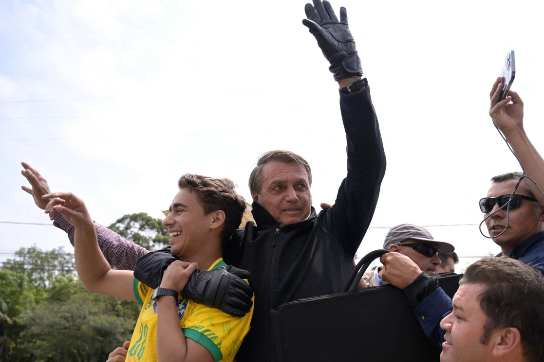 El presidente de Brasil, Jair Bolsonaro, abraza al diputado Nikolas Ferreira, durante un acto de campaña el pasado 30 de septiembra. Foto Afp.