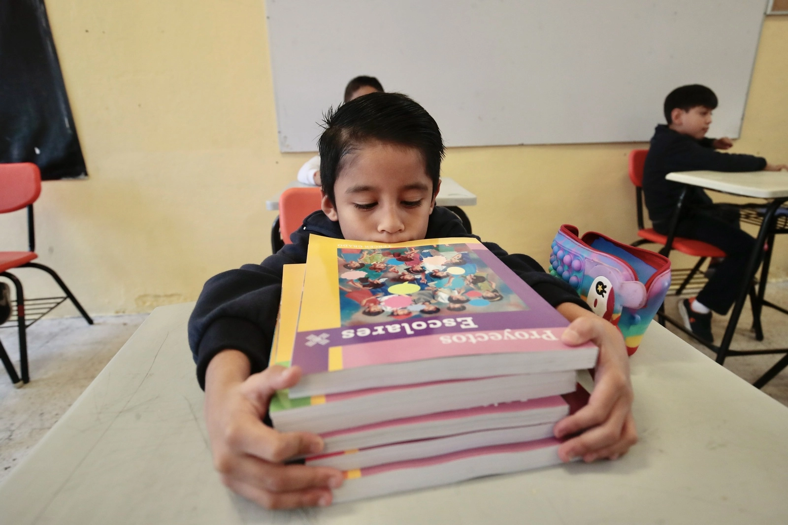 Alumnos de primaria de la Ciudad de México reciben sus libros de texto gratuito el primer día de clases, el 28 de agosto de 2023. Foto Luis Castillo 