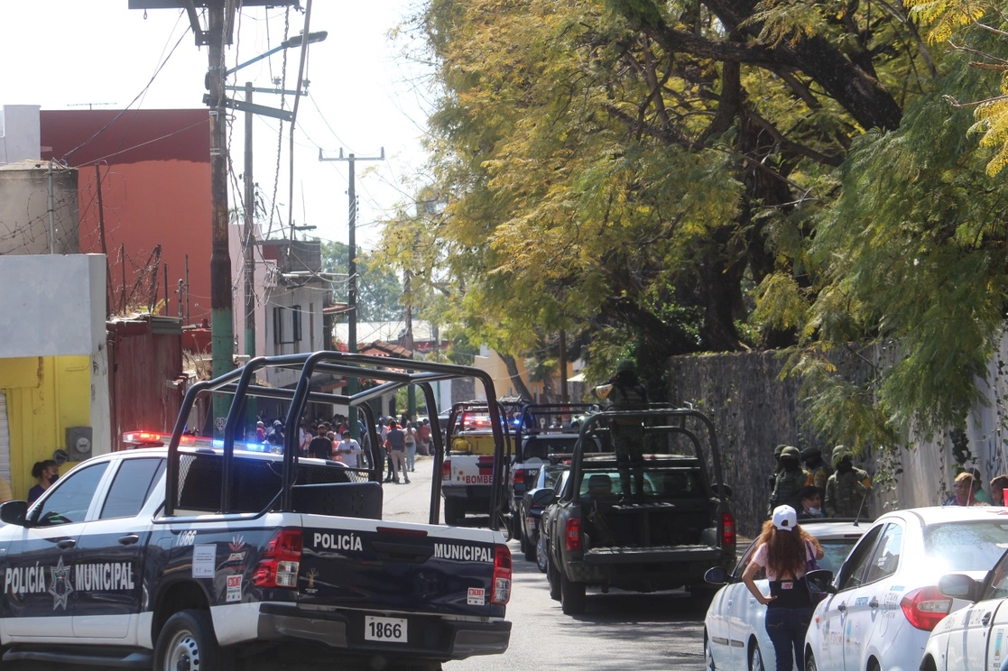 Elementos de Protección Civil de Morelos dispersaron a las más de 200 personas que se concentraron afuera del recinto donde se realizaba la votación interna del PAN. Foto Rubicela Morelos