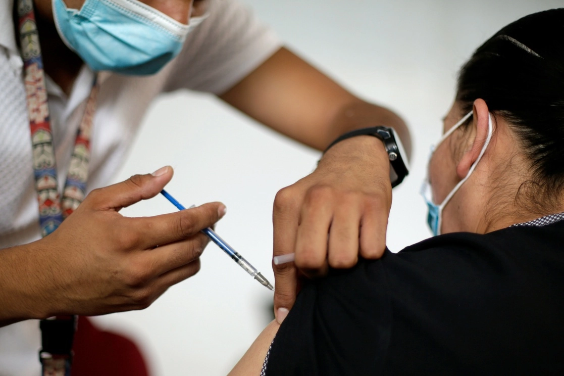 El hospital dijo que 24 mil 947 de sus empleados cumplieron la orden de inocularse y ya están vacunados por completo. Foto Xinhua