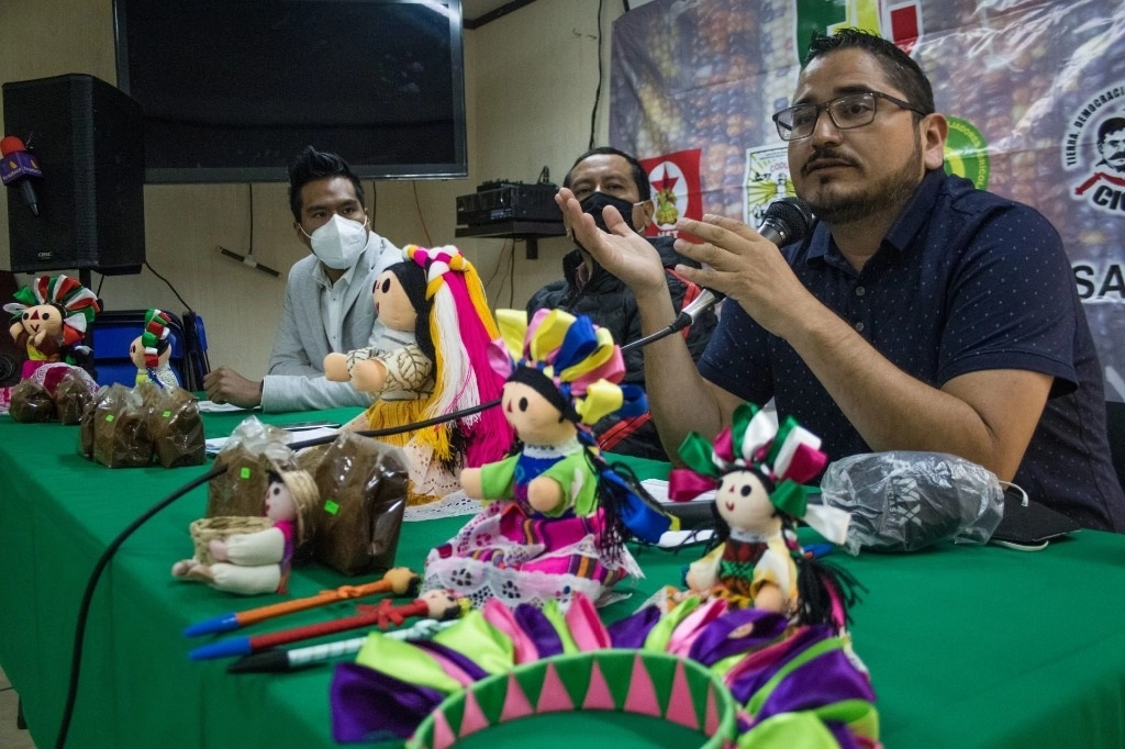 Arturo Ferrer, representante de la Coduc; Mario Retana, productor de Milpa Alta, y Luis Tovar, dirigente de la Coduc en CDMX, señalaron que solicitaron apoyos económicos para las familias que dependían de este evento, pero no han sido atendidos por el alcalde Octavio Rivero, el 30 de septiembre de 2020. Foto Cuartoscuro