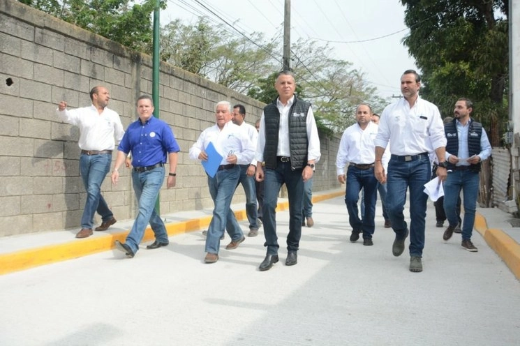 Jesús Nader Nasrallah (chaleco negro al centro), alcalde del municipio de Tampico, Tamaulipas. Foto @ChuchoNader 